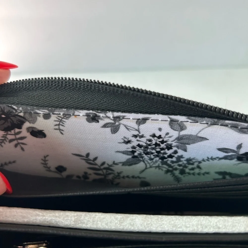 NWOT Bella Russo Faux Leather Large Black Zippered Wallet